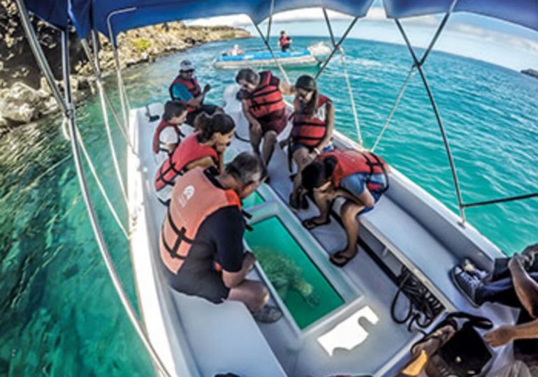 Legend Galapagos cruise - Glass bottom boat