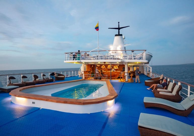 Legend Galapagos cruise - Swimming Pool & fisherman´s bar