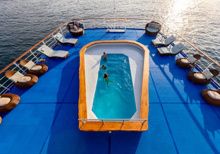 Legend Galapagos cruise - Swimming Pool