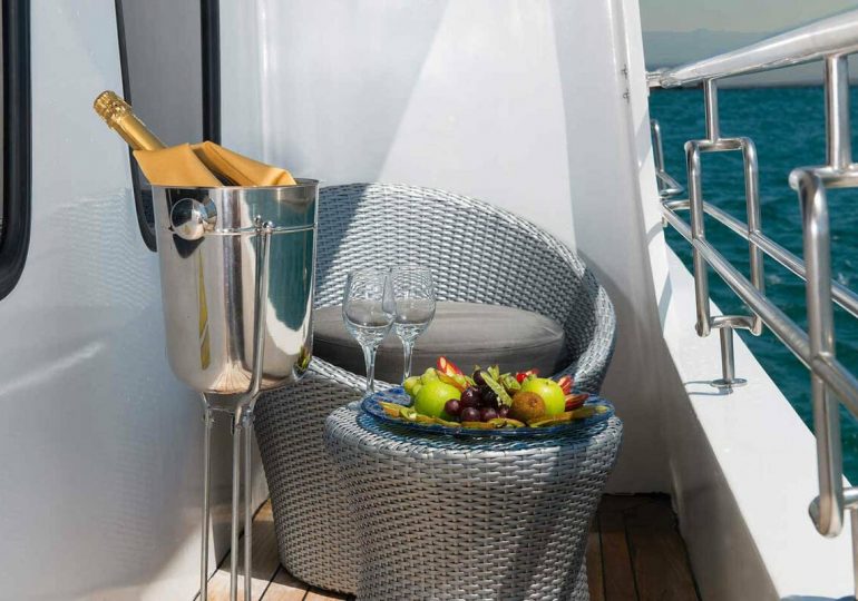 Alya Yacht - Galapagos Luxury Cruise - Suite balcony