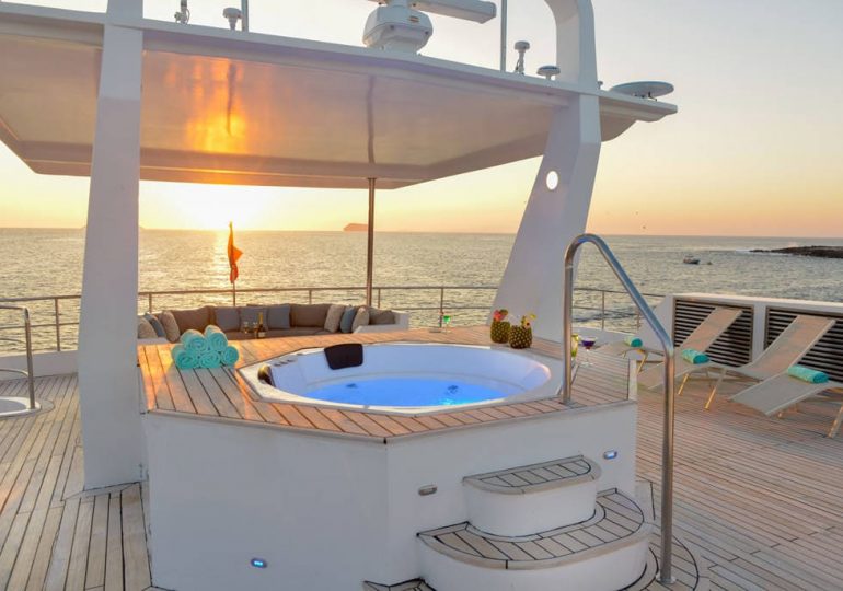 Alya Yacht - Galapagos Luxury Cruise - Jacuzzi - Galapagos Sunset