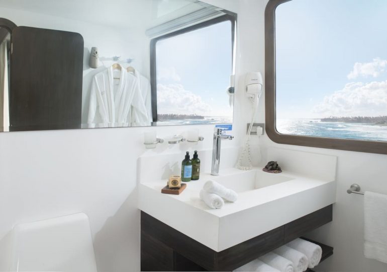Galapagos Luxury Cruise - Cormorant Yacht - Cabins Bathroom
