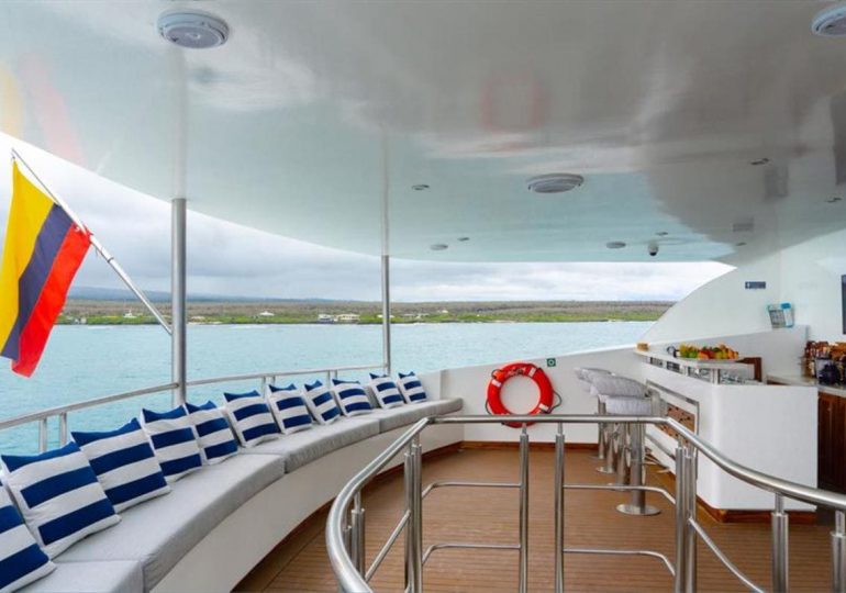 Galapagos Infinity Yacht - Upper Deck Bar 2