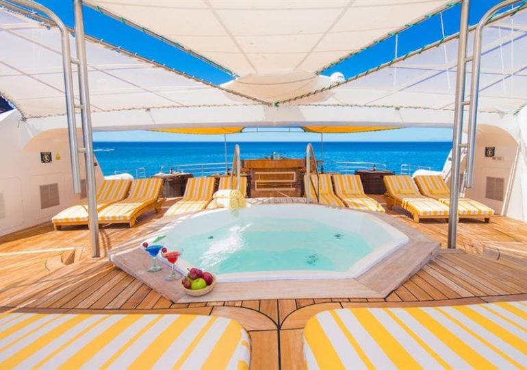 Galapagos Luxury Cruise - Petrel Catamaran - Jacuzzi